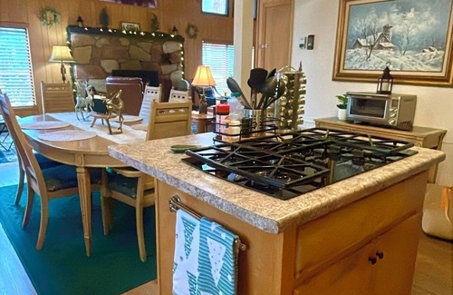 Pinetop Cabin | Indoor Outdoor Après Ski 4 Bdrm Pinetop Golf Cabin game areas & new 900ft deck.