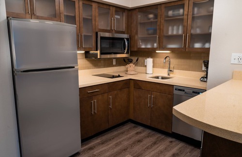 Coeur d'Alene Condo | Indoor Pool + Hot Tub + Free Breakfast | Suite with Roll-in Shower Close to Kootenai Health