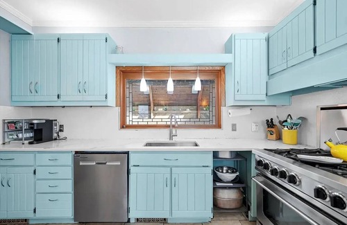 Ottawa House | Indoor pool, Hot Tub, Sauna, Sleeps 15, 5B, 4Ba, Walk to Downtown Ottawa & River