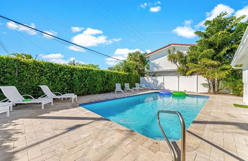 East Fort Lauderdale Apartment | Indulge in a comfortable and newly renovated studio that’s just a 2-3 minute walk to the beach!