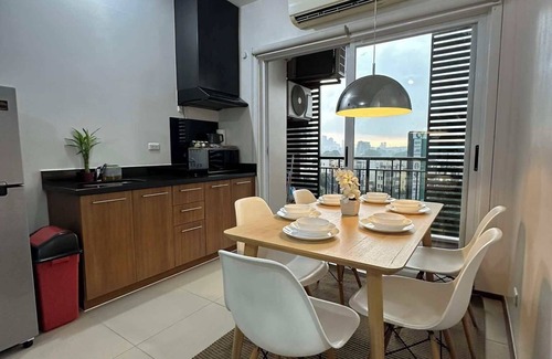 Manggahan Condo | Indulge in Elegance: Premium 2BR Staycation Near Eastwood City+ free pool access