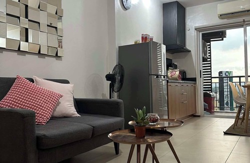 Manggahan Condo | Indulge in Elegance: Premium 2BR Staycation Near Eastwood City+ free pool access