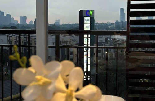 Manggahan Condo | Indulge in Elegance: Premium 2BR Staycation Near Eastwood City+ free pool access