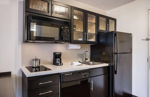 Northeast Heights Hotel | Indulge in Home-Like Comfort! Pet-Friendly, Short Drive to ABQ BioPark Zoo!