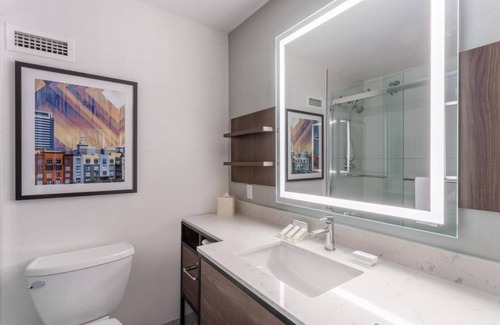 Emeryville Hotel | Indulge in Home-Like Comfort! 3 Convenient Units Near Berkeley Art Museum