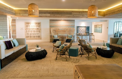 Islamorada Hotel | Indulge in Home Like Comfort! 4 Pleasant Units, Free Parking, Onsite Pool