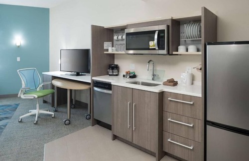 Port Canaveral Hotel | Indulge in Home Like Comfort! Pool, Kitchenette, Free Breakfast, Parking!