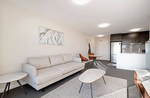 Franklin Apartment | Indulge in the finest that Franklin has to offer with a stay in our luxurious Menzies Suite!