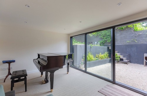 Islington Apartment | Industrial Chic 1BD Stable Conversion, Kings Cross