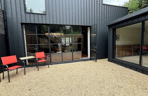 Islington Apartment | Industrial Chic 1BD Stable Conversion, Kings Cross