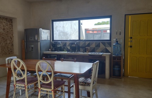 Merida House | industrial local style 10 min to downtown swimming pool and garage.