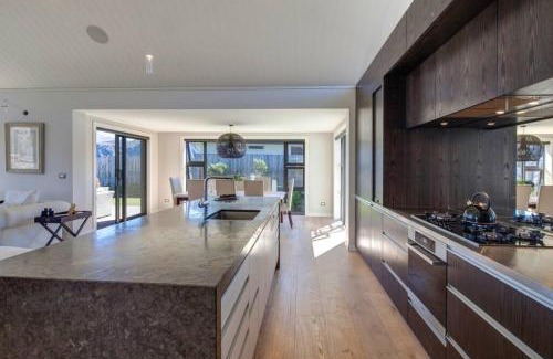 Wanaka House | Infinity Drive - Hot Tub - Lake Views - Release NZ