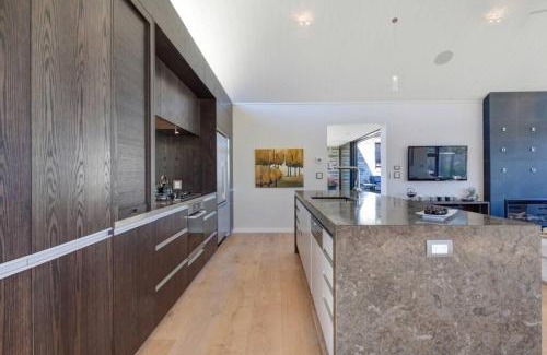 Wanaka House | Infinity Drive - Hot Tub - Lake Views - Release NZ