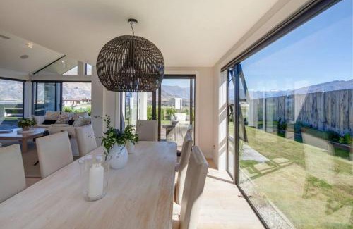 Wanaka House | Infinity Drive - Hot Tub - Lake Views - Release NZ