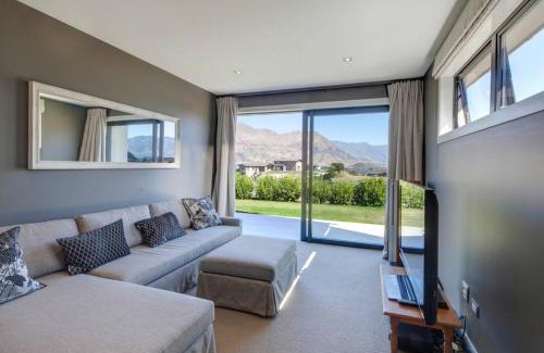 Wanaka House | Infinity Drive - Hot Tub - Lake Views - Release NZ