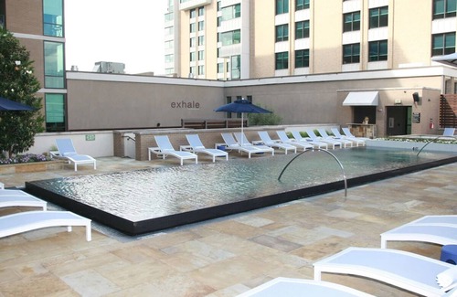 Glencoe Hotel | Infinity Pool Access & Pet Stay Near NorthPark Mall