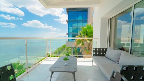 Les Berges du Lac Apartment | Infinity View: Spacious 3 bd with Lake View