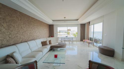Les Berges du Lac Apartment | Infinity View: Spacious 3 bd with Lake View
