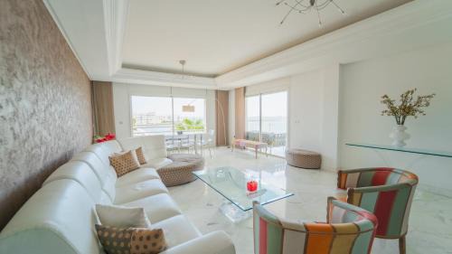 Les Berges du Lac Apartment | Infinity View: Spacious 3 bd with Lake View