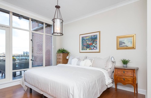 James Bay Apartment | Inner and outer harbour views!