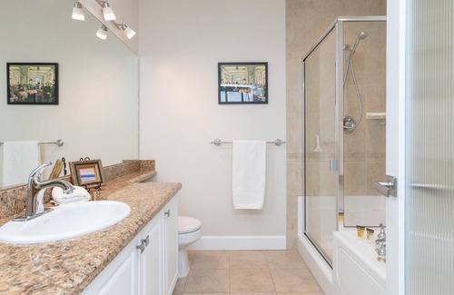 James Bay Apartment | Inner and outer harbour views!