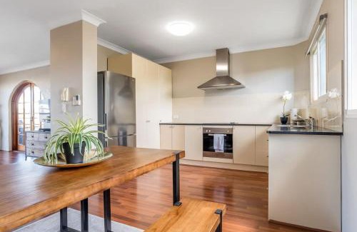 Indooroopilly Apartment | Inner City Pad Indooroopilly