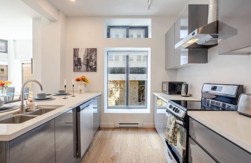 Downtown Montreal Apartment | Inner-City Studio on Bishop -Heart of MTL ZX0