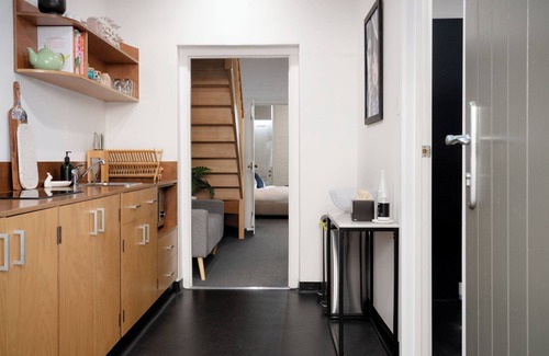 Launceston CBD Apartment | Inner-City Townhouse with Free Parking & WiFi