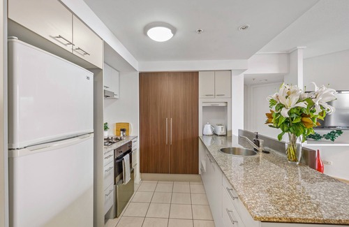 Brisbane Central Business District Apartment | Inner-City Vibes! 2Bed/1Bath/1Car/Pool/Balcony~CBD