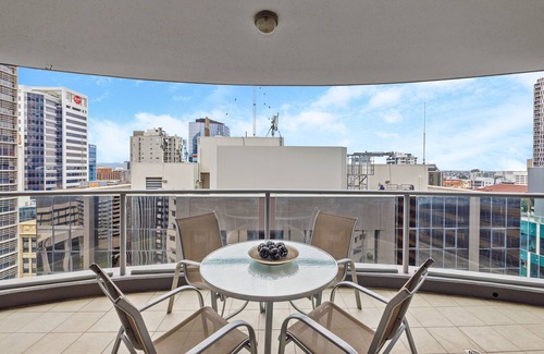Brisbane Central Business District Apartment | Inner-City Vibes! 2Bed/1Bath/1Car/Pool/Balcony~CBD