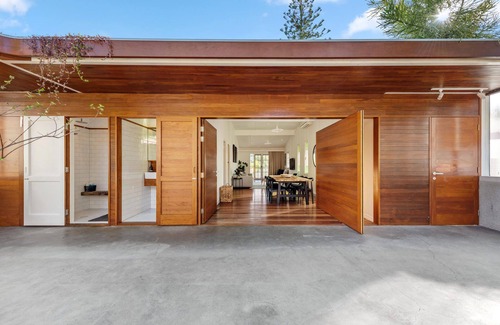 Toowong House | Inside Out! ~ 3 Bed House ~ Toowong