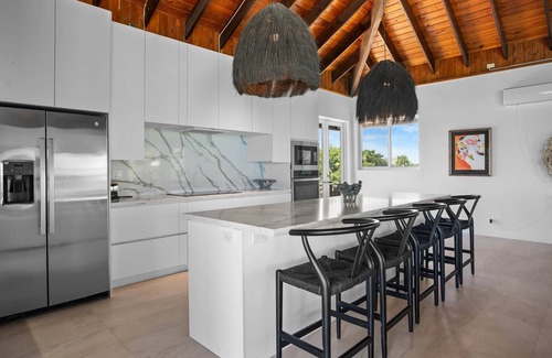 William's Town House | Inspiration Point, Newly Renovated, Heated Pool and Year-Round Sandy Beach