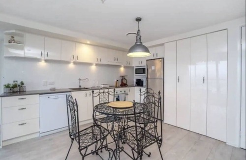 Surfers Paradise Apartment | Inspiring canal 2BR Chevron Renaissance