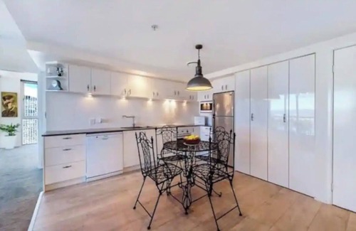Surfers Paradise Apartment | Inspiring canal 2BR Chevron Renaissance