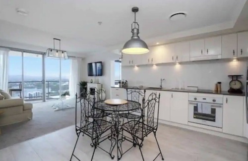 Surfers Paradise Apartment | Inspiring canal 2BR Chevron Renaissance