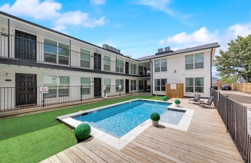 Old East Dallas Apartment | Insta-Worthy Flat and Arboretum Tickets Included