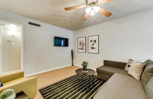 Old East Dallas Apartment | Insta-Worthy Flat and Arboretum Tickets Included