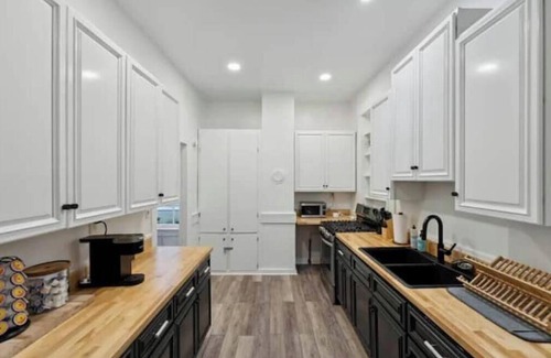 Historic Downtown Savannah House | Insta-Worthy Victorian Home - Walk to Forsyth