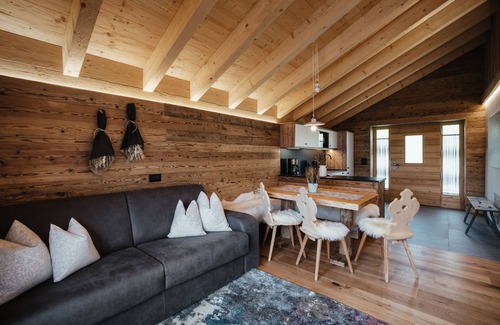 San Martino in Badia Ski Chalet | Intero Chalet Rich, con Vista Sulle Montagne, Balcone, Giardino Privato e Wifi;