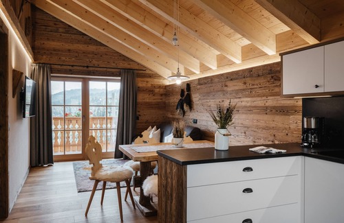San Martino in Badia Ski Chalet | Intero Chalet Rich, con Vista Sulle Montagne, Balcone, Giardino Privato e Wifi;