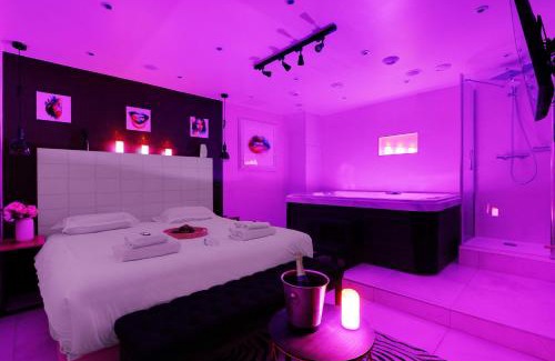 Pigalle Apartment | Intimate Apartment with Air Conditioner & Jacuzzi 2BR 6P Montmartre