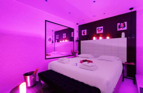 Pigalle Apartment | Intimate Apartment with Air Conditioner & Jacuzzi 2BR 6P Montmartre