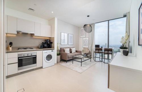 Dubai Apartment | Intimate Apartment with Scenic View of Dubai Creek