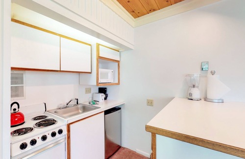 Elkhorn Apartment | Intimate corner studio w/area skiing nearby, as well as shopping/dining