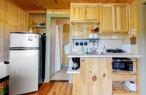 Thornton Cabin | Intimate cottage with a kitchenette, WiFi, gas grill & seasonal pool