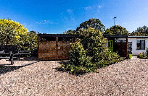 Inverloch House | Inverloch' s Lime Green Door - Linen, Wifi, Pet Friendly