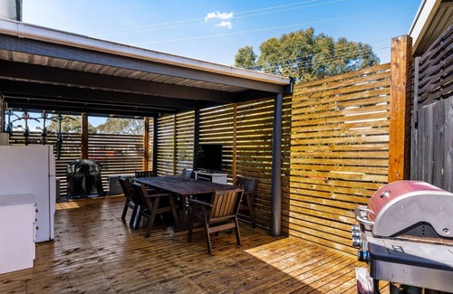 Inverloch House | Inverloch' s Lime Green Door - Linen, Wifi, Pet Friendly
