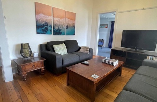 Inverloch House | Inverloch - Willow Cottage (Linen and Towels Included)