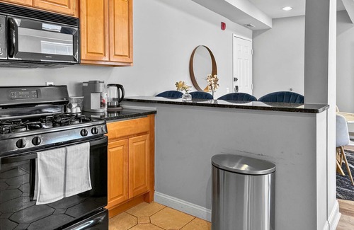 Old City Apartment | Inviting 1BD | 5 Beds | Steps to Independence Hall