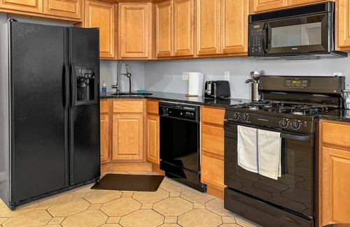 Old City Apartment | Inviting 1BD | 5 Beds | Steps to Independence Hall